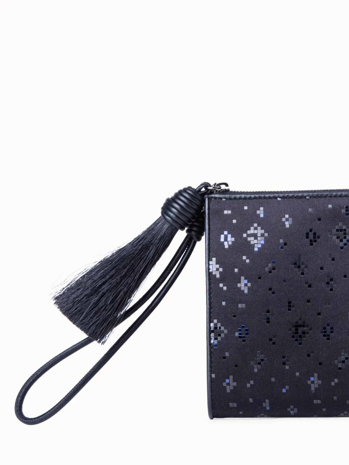 Tassel Pouch aus Satin mit Pixel-Folien-Verzierung